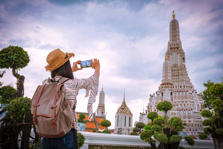 Compartiendo fotos en redes del templo Wat Arun de Bangkok