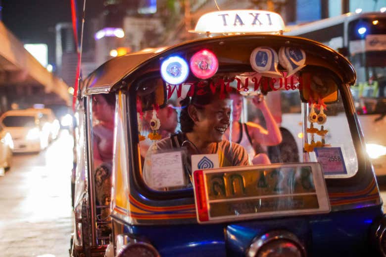 Dando un paseo en tuk tuk